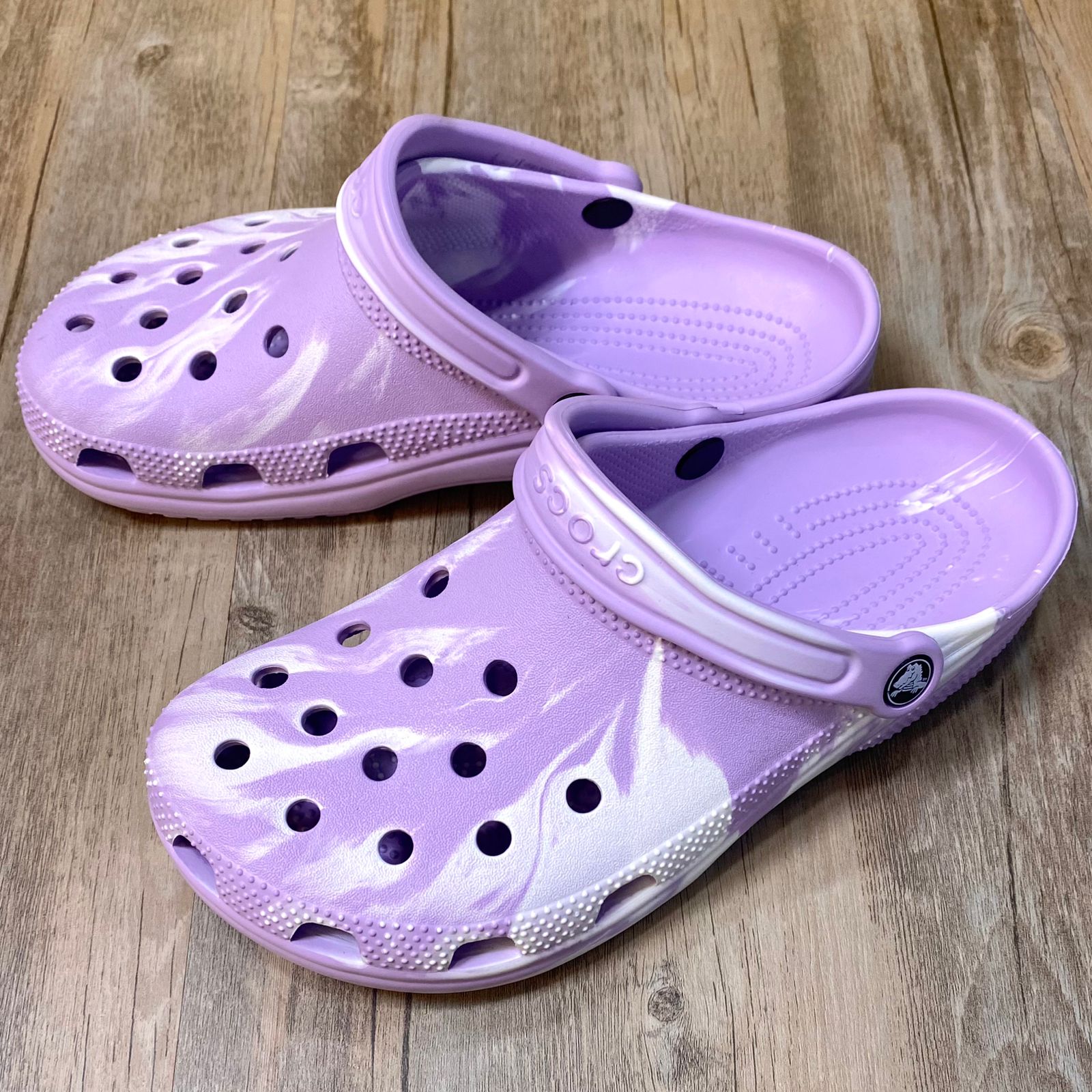 Dép Crocs Classic Roomyfit Loang HN2 White/Purple